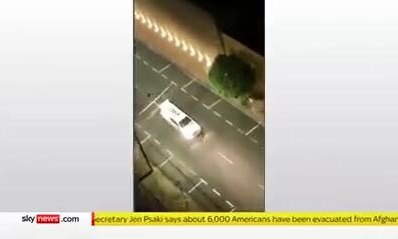 Băng cướp trói con tin trên nóc xe làm lá chắn sống