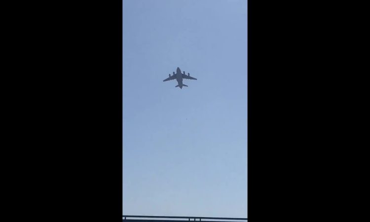 Người Afghanistan bám càng máy bay Mỹ rơi xuống đất